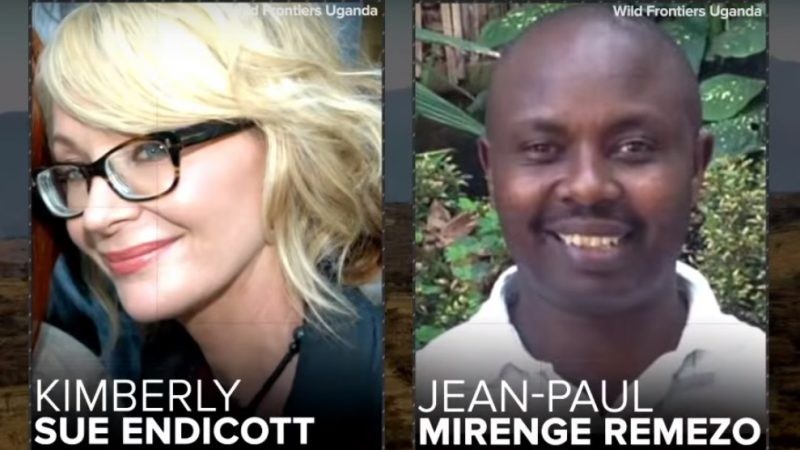 美國女遊客恩迪柯特和當地導遊米朗其，2日在烏干達西南部的一座國家公園旅遊時，遭4名持槍匪徒綁架。（圖源：視頻截圖）