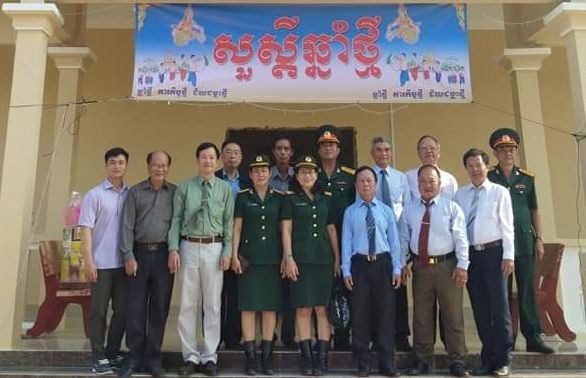 第五郡代表團與柬埔寨軍民合照。