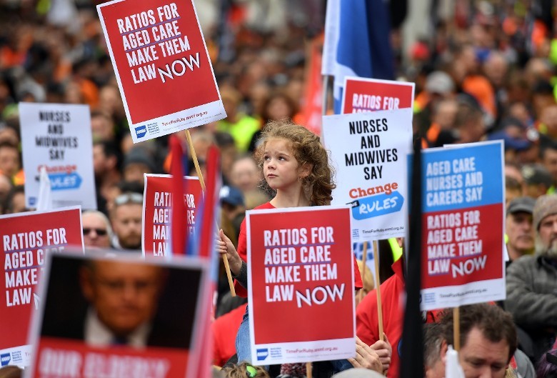 澳洲墨爾本10日有約10萬名示威者上街示威，要求政府改善勞工條件及提升工資。（圖源：AFP）