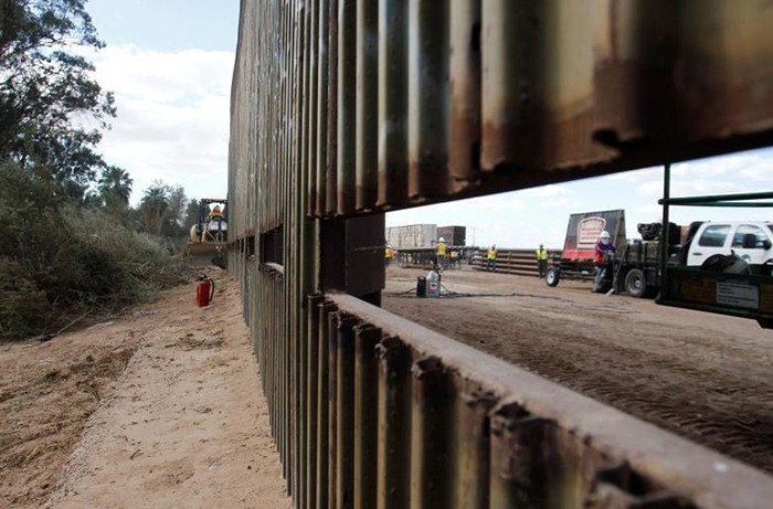 美國加州卡萊克西科附近，美國海關和邊境保護局對當地一段邊境隔離牆進行更換。（圖源：互聯網）