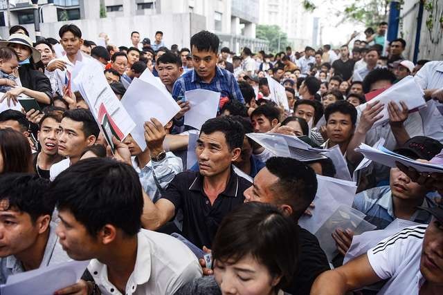 上千人在河內市陳維興街Charmvit大廈韓國大使館簽證處後面場地擁擠、疲勞等候。（圖源：黃輝）