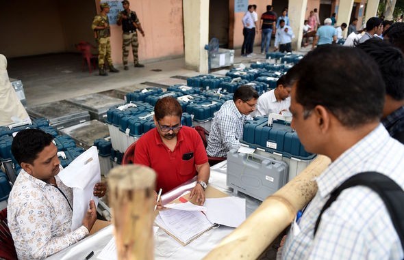 官員街頭向選民派發選舉資料。（圖源：Getty Images）