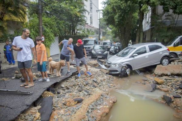 巴西里約被暴雨沖毀的街道。（圖源：AFP）