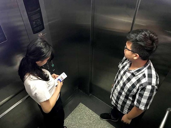 乘電梯時，不應只顧看手機。