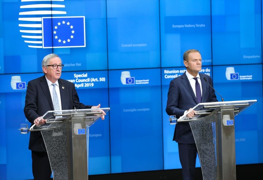 歐洲理事會主席圖斯克(右)和歐盟委員會主席容克出席新聞發佈會。（圖源：新華社）