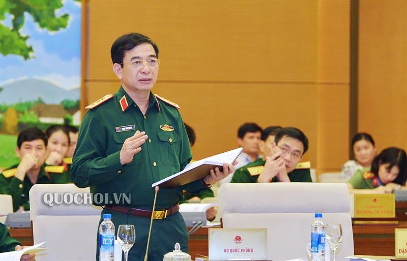 國防部副部長潘文江在會議上闡述關於《後備動員力量法》草案。（圖源：Quochoi.vn）