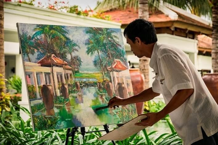遊客可見證畫家完成畫作的最後工序。