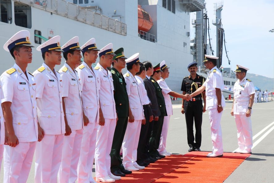 越南海軍第四區代表迎接印度“加爾各答”號導彈驅逐艦艦長阿迪蒂亞‧哈拉大校。（圖源：越通社）