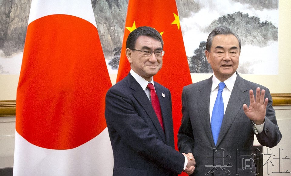 日本外相河野太郎（左）15日在北京與中國國務委員兼外交部長王毅舉行會談，確認了為6月在大阪召開的二十國集團(G20)峰會取得成功而合作。（圖源：共同社）