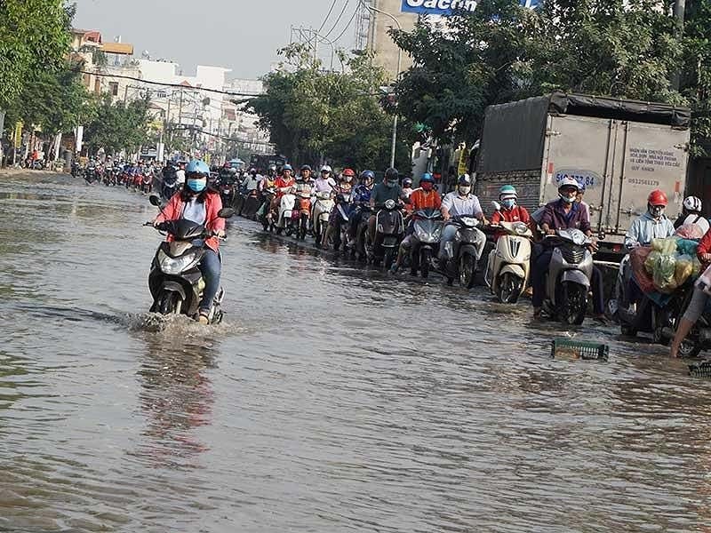 街道受淹給交通造成極大不便。