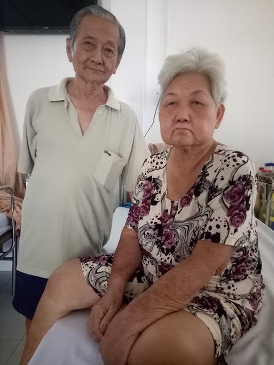 年紀大體力差的陳文三老伯在醫院照顧妻子，夫婦倆正為醫藥費發愁。