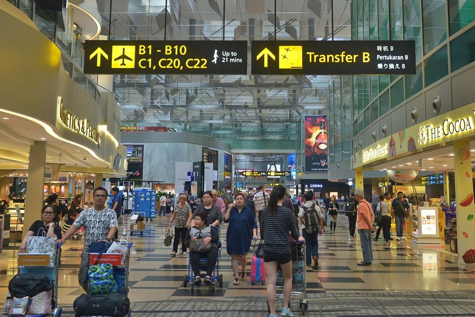 自今年4月22日起，外國人從新加坡離境時，邊檢人員不再在他們的護照上蓋離境印章。（圖源：互聯網）