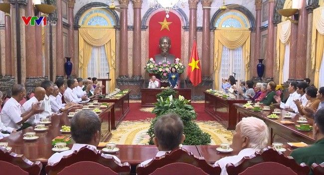 國家副主席鄧氏玉盛在主席府接見後江省有功者代表團。（圖源：VTV視頻截圖）