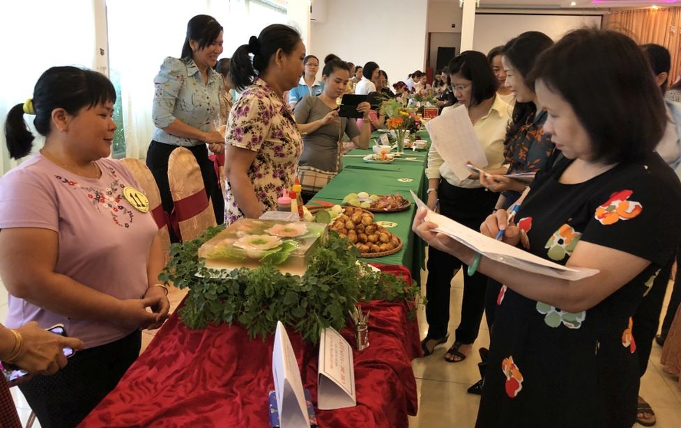 第十一郡華人婦女參加烹飪比賽。