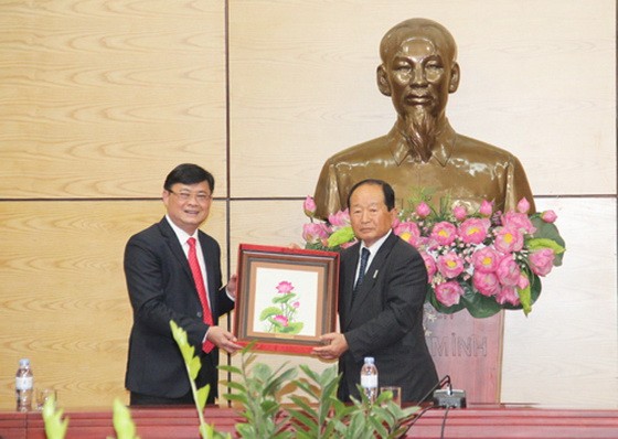 乂安省人委會主席蔡清貴（左）向日本高知縣商務代表團團長Hiroshige Takano贈送紀念品。（圖源：乂安報）