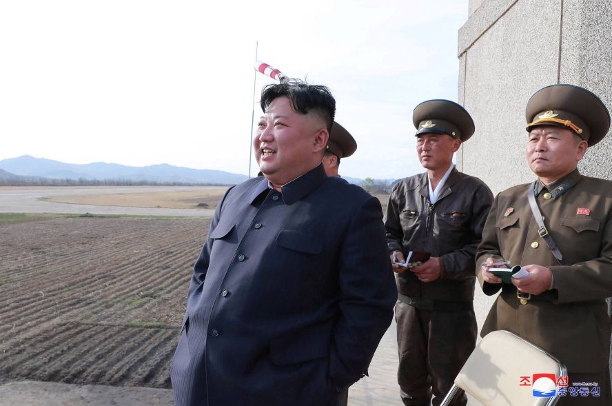 朝鮮最高領導人金正恩17日觀摩並指導了國防科學院進行的「新型戰術制導武器」試射。（圖源：KCNA）