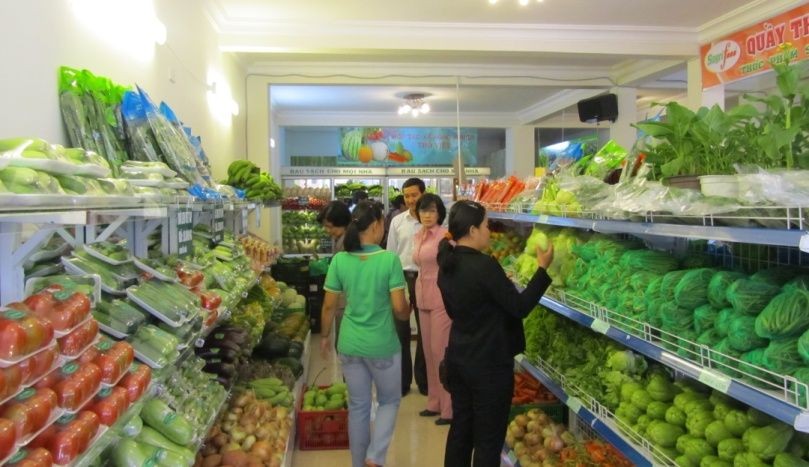 消費者在超市裡選購新鮮安全的農產品。（圖源：互聯網）