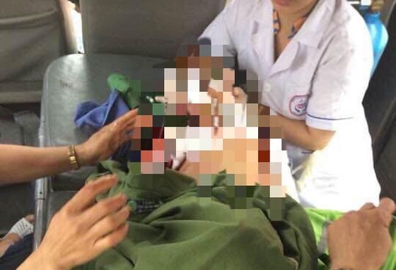 遭家養兇狗撲咬嚴重受傷的男童送醫院搶救無效身亡。（圖源：文全）