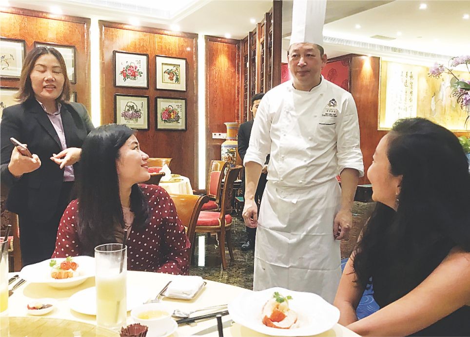 蕭顯志名廚與越南食客交流。