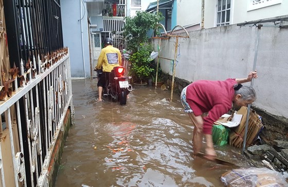 昨(20)日大勒市強降雨，再加上從上游留下的水來不及排走造成數十間民房被水淹。（圖源：段堅）