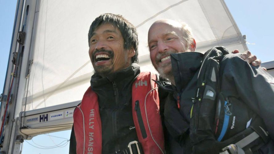 4月20日，日本盲人水手岩本光弘(左)成功以無靠岸方式橫渡太平洋，是首位達成這項壯舉的盲人。（圖源：路透社）