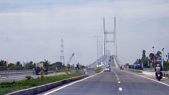 高領橋位於連接本市與九龍江平原的幹線。