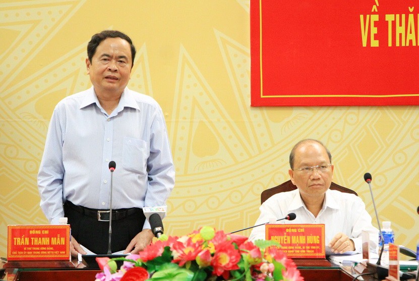 黨中央書記、越南祖國陣線中央委員會主席陳清敏（左）主持會議並發表講話。（圖源：香葉）