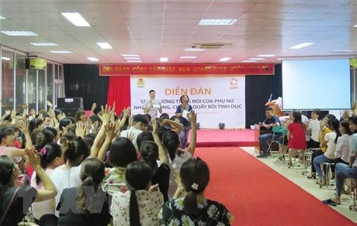 CARE駐越南代表處與太原省勞動聯團配合在TDT投資與開發股份公司舉辦的“讓婦女擁有更多發言權，旨在終止廠房內的性騷擾情況”論壇。（圖源：越通社）