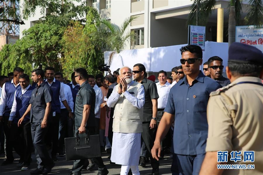 4月23日，在印度古吉拉突邦艾哈默德巴德，印度總理莫迪（中）完成投票後向支持者致意。