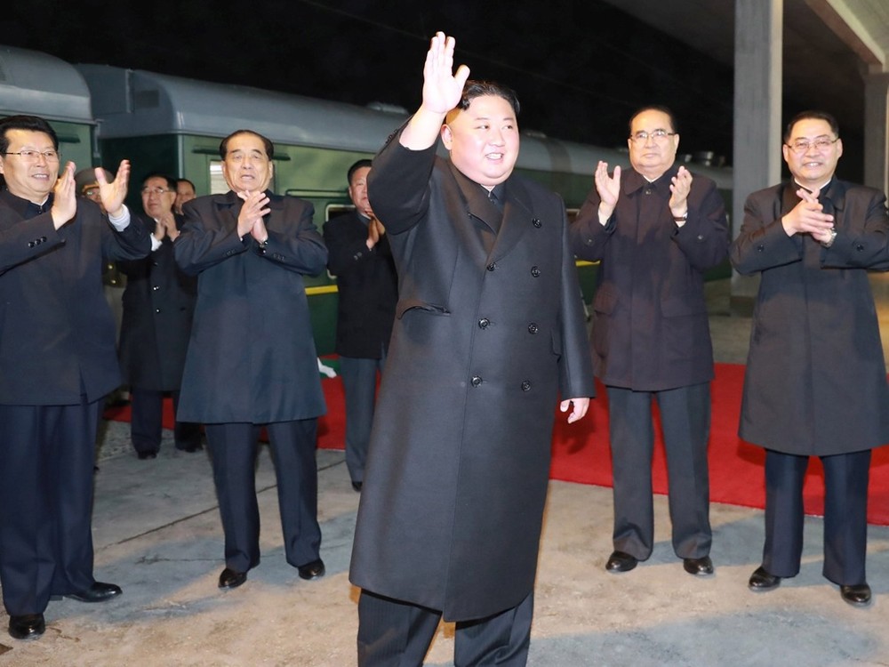 4月24日，朝鮮官員為金正恩（中）舉行歡送儀式。（圖源：路透社）