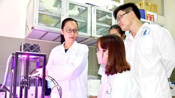阮雪芳博士（左）指引研究生研究太陽能電池。