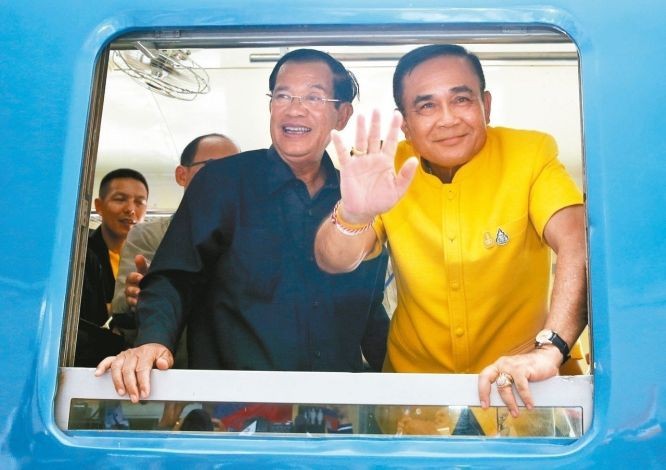 泰國總理帕拉育（右）和柬埔寨總理洪森（左）21日一起搭乘列車，抵達柬埔寨波比鎮。 （圖源：EPA）