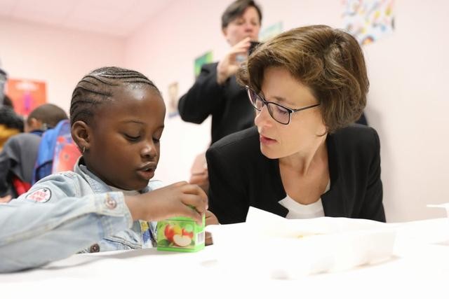 法國政府將在今年出資600萬歐元，支持學校提供免費早餐計劃。（圖片來源：法國教育部長布朗蓋個人推特）