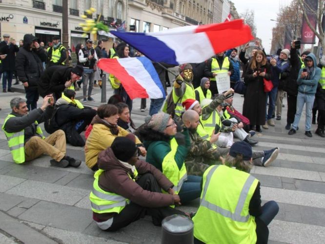 一些示威者在法國巴黎香榭麗舍大街抗議。（圖源：Getty Images）