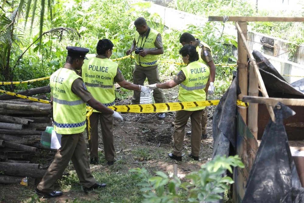 4月25日，在斯里蘭卡首都科倫坡市郊普葛達地區，警察在發生爆炸的區域工作。（圖源：新華社）
