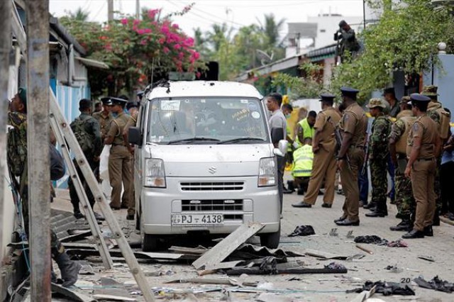 斯里蘭卡軍警在東部的安帕拉區突擊一所房子，同屋裡的武裝分子交火。武裝分子引爆炸藥自殺並炸死婦孺。 （圖源：路透社）