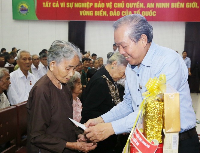 政府常務副總理張和平（右）向越南英雄母親及優撫家庭贈送禮物。（圖源：VGP）