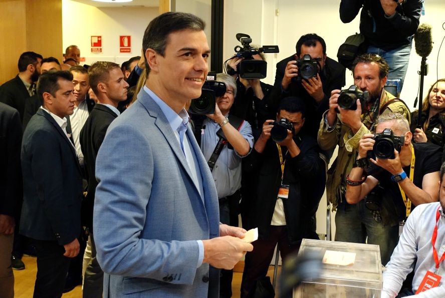 4月28日，西班牙首相桑切斯（前）在馬德里一處投票站內投票。（圖源：新華社）