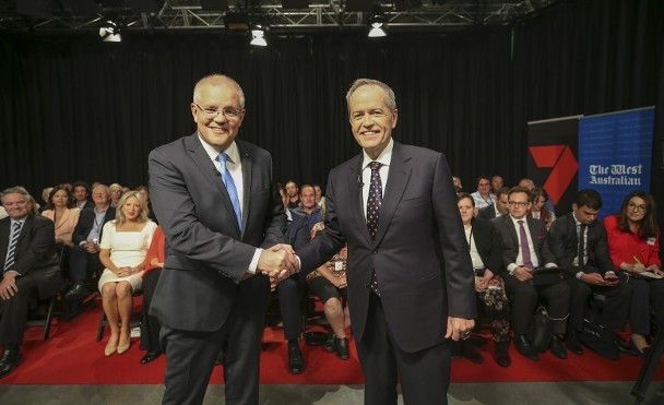 莫里森（左）和肖頓（右）握手。（圖源：AFP）
