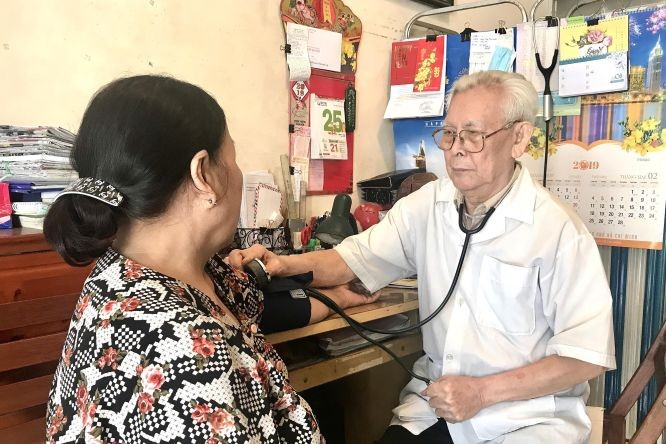 王賢醫生給一名家境貧窮的病人診病和諮詢。