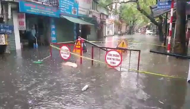 昨(30)日上午，河內強降雨，多條街道成澤國。（圖源：視頻截圖）