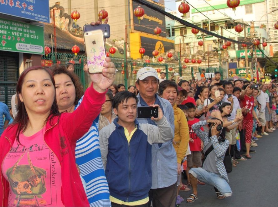 許多“鄰時記者”拿著手機拍攝“元宵節”活動。