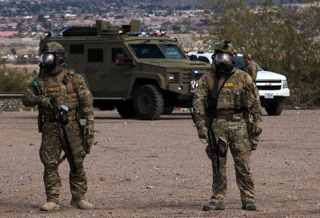 美國邊境巡邏人員在美國新墨西哥州美墨邊境牆附近進行訓練。（圖源：AFP）