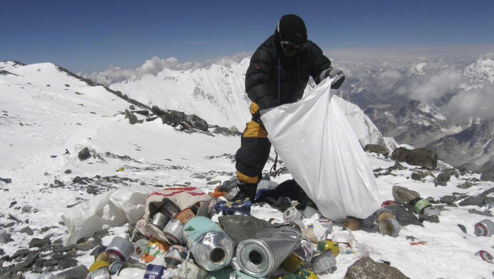 圖為尼泊爾夏爾巴人在世界屋脊清理垃圾。（圖源：AFP）