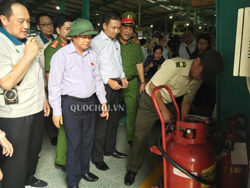 國會副主席杜伯巳大將(左二)親往同奈省進行實地監察消防工作。（圖源：Quochoi.vn）