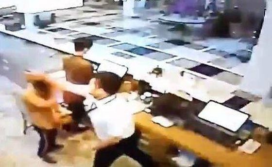 獅航機長出拳毆打酒店職員。（圖源：視頻截圖）