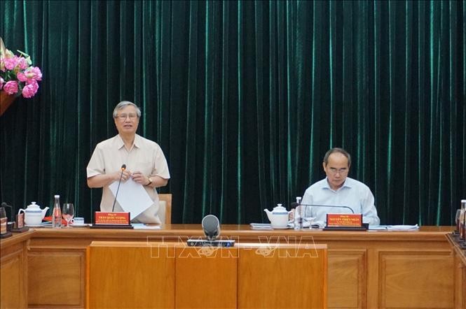 陳國旺同志(左)在會議上發表結論。（圖源：越通社）