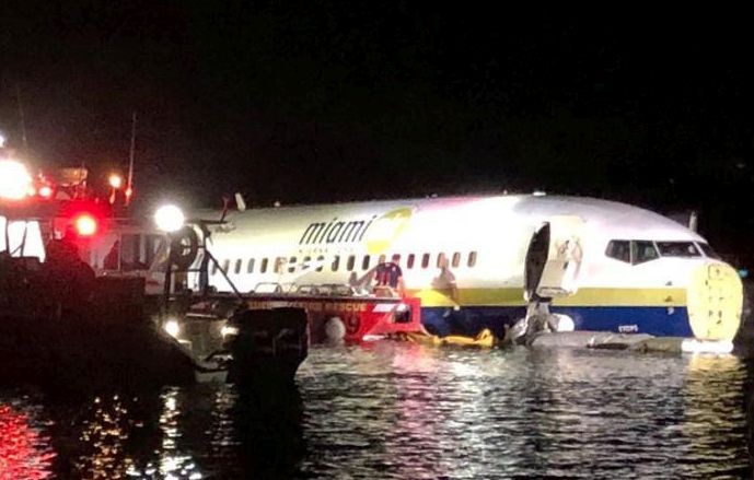 美國包機公司邁阿密國際航空一架載有143人的波音737商業客機試圖著陸失敗，衝出跑道、滑入附近一條河流。（圖源：互聯網）