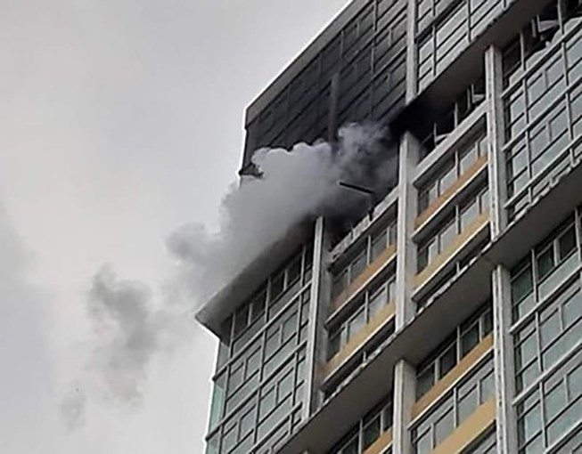 安富 The Vista公寓發生火警，從第18層的某住房冒出濃煙。（圖源：HT）