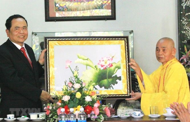 釋德清和尚（右）向越南祖國陣線中央委員會主席陳清敏贈送紀念品。（圖源：越通社）